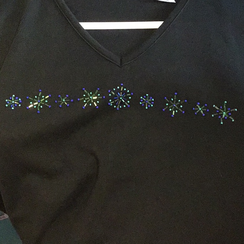 LIZ CLAIBORNE - Vneck, snowflake design, top sz L black